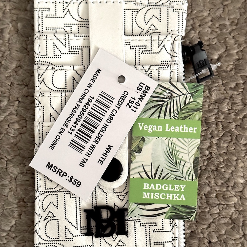❤️ NWT New Badgley Mischka White Credit Card Holder with Tab Vegan